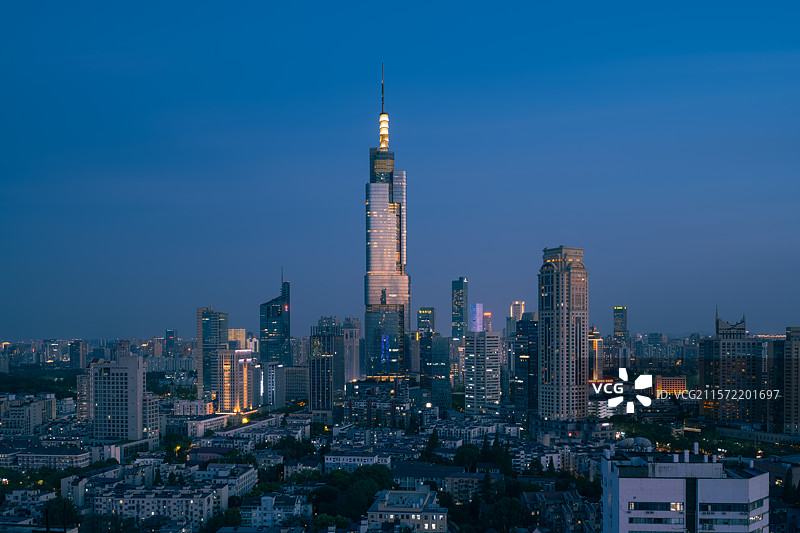 南京紫峰大厦高层城市建筑城市天际线日落蓝调玻璃幕墙反射金光图片素材