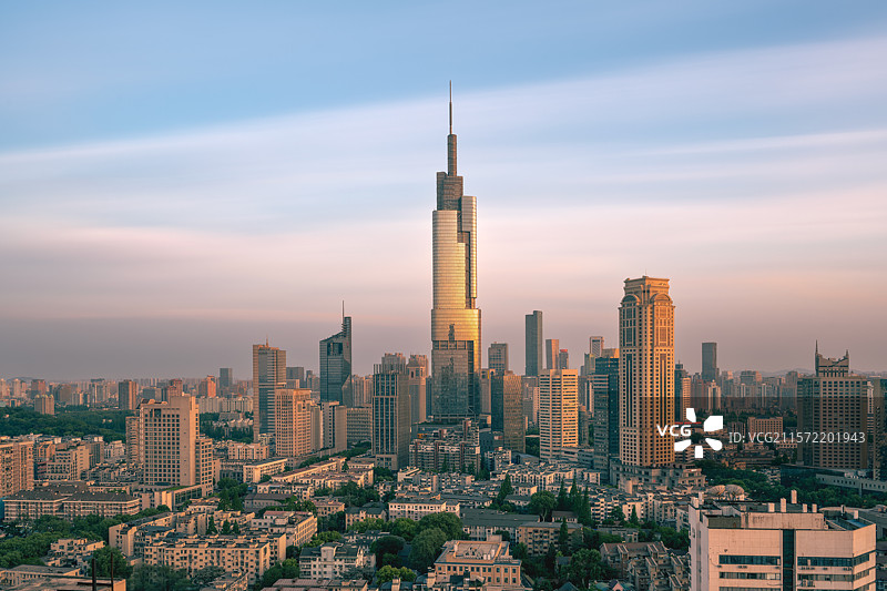 南京紫峰大厦高层建筑城市天际线城市风光日落玻璃外墙反射金光图片素材
