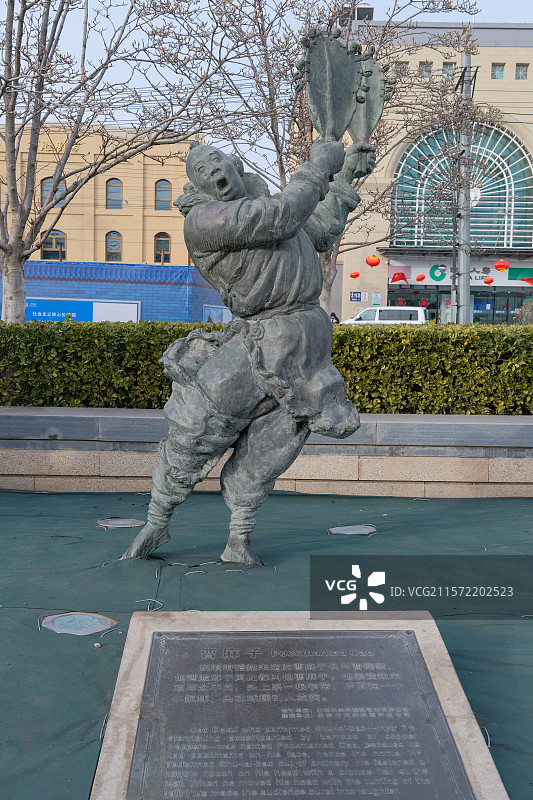 北京天桥市民广场雕塑“曹麻子-说唱滑稽数来宝的曹德奎”图片素材