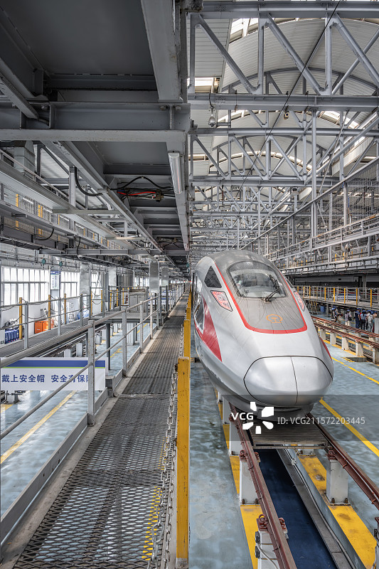 中国铁路火车动车高铁检修车间工厂检查修理安全防范现代钢结构金属框架铁道铁轨图片素材