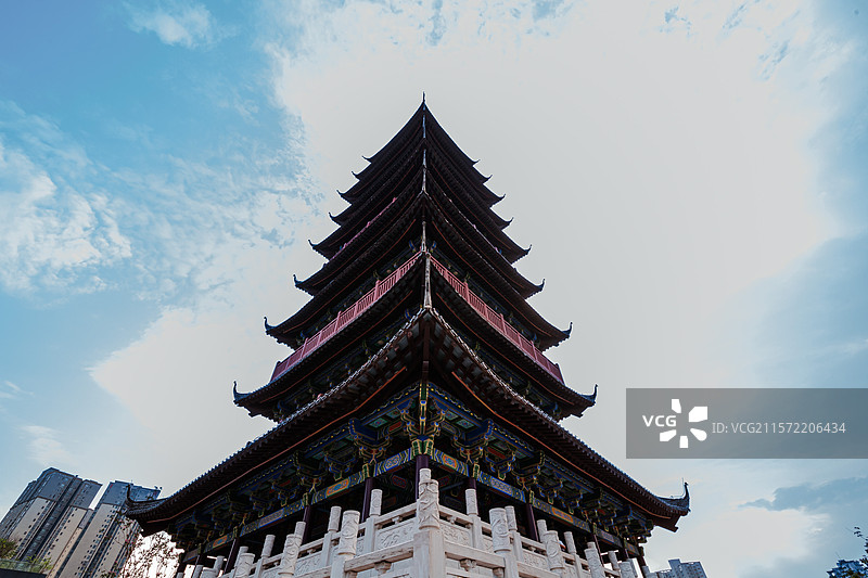 重庆大渡口森林城市中的轨道交通穿过公园图片素材