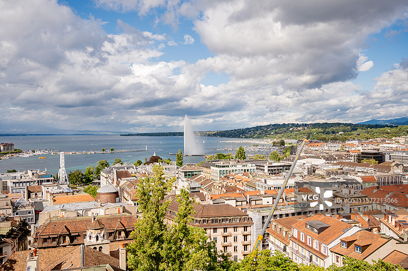 瑞士日内瓦高处俯拍的包含大喷泉的城市景观图片素材
