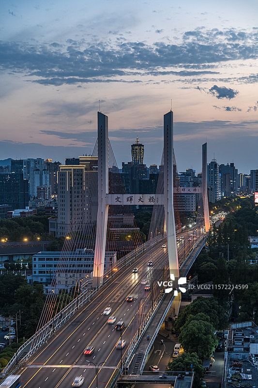 浙江杭州 文晖大桥 环球中心 同框 蓝调时刻图片素材