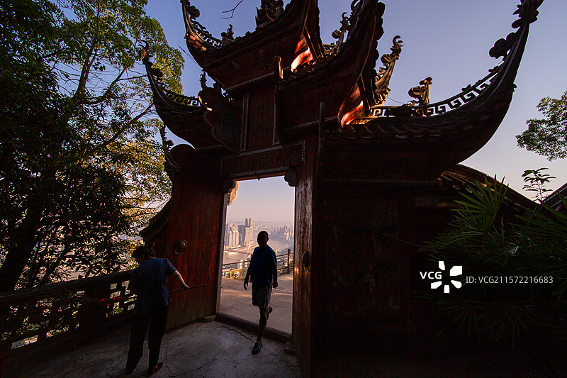 古建筑寺庙的一道门的门里门外图片素材