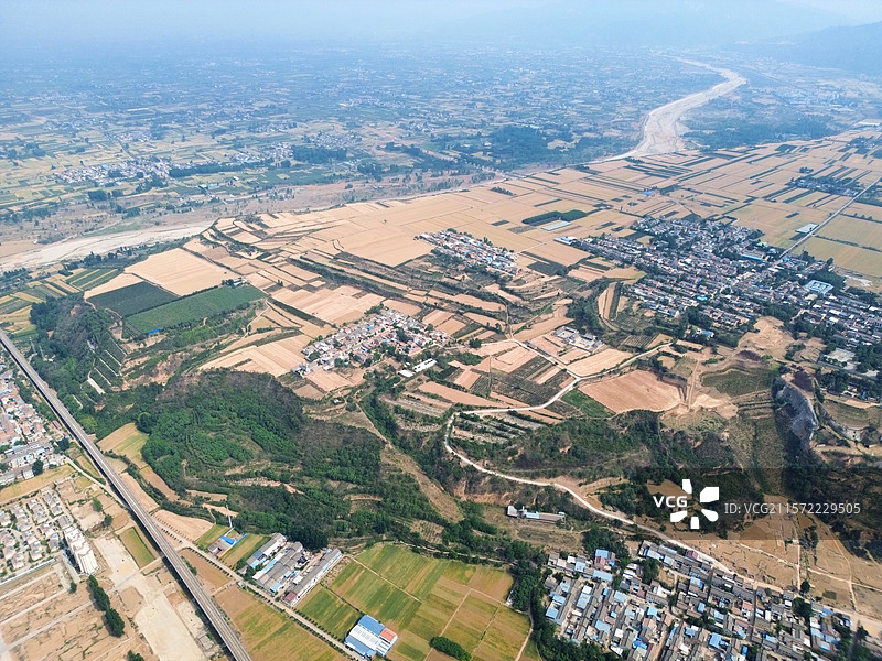 航拍陕西宝鸡岐山县五丈原：秦岭黄土台原一部分，原上地势平坦。三国诸葛亮北伐屯兵之地，积劳成疾病逝于此图片素材