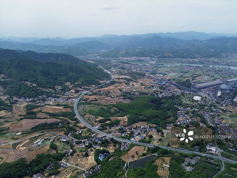 航拍汉中勉县定军山北侧：定军山北面是平原，汉中之战的战场，三国时黄忠在此斩杀夏侯渊，武侯墓也定军山下图片素材