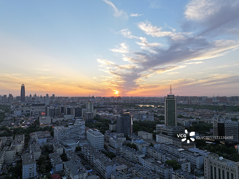 航拍济南日落时分城市风光图片素材