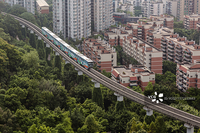 重庆大渡口森林城市中的轨道交通穿过公园图片素材