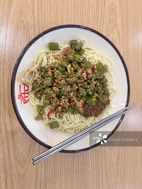 双椒肉末拌面图片素材