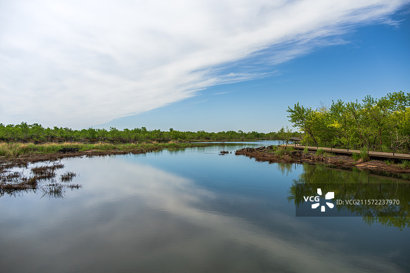 半晴半阴天气，黑龙江五大连池温泊景区中的碧泊，水面平静映出天空倒影图片素材