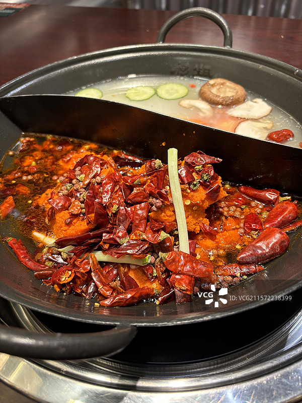 静物美食棚拍特写中国传统火锅底料牛肉锅特写图片素材