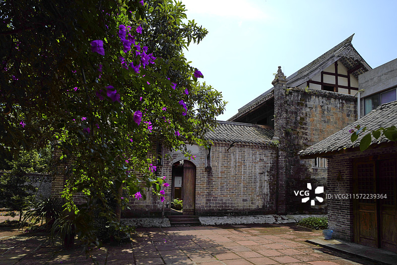 20世纪中叶的火井镇，乃至整个邛崃西路，当属“海屋”最富丽堂皇。这是一个典型的中西合璧风格的民居。图片素材