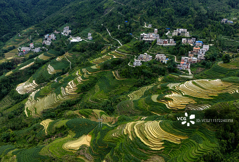依山而居（广西凤山）图片素材