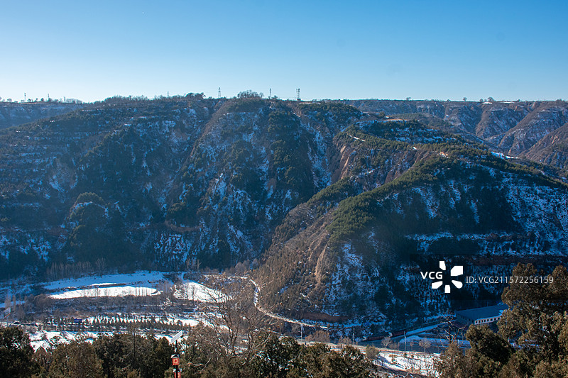 临汾蒲县东岳庙，被大雪覆盖的寺庙图片素材