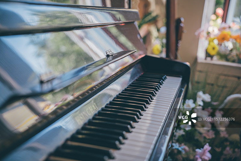 室内的钢琴键特写图片素材