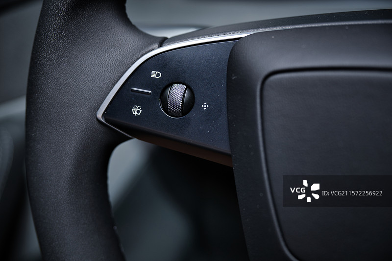 汽车方向盘上的多功能按键图片素材