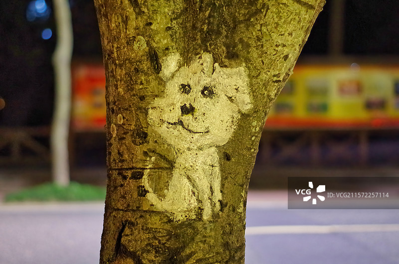 树干上的小狗画像图片素材