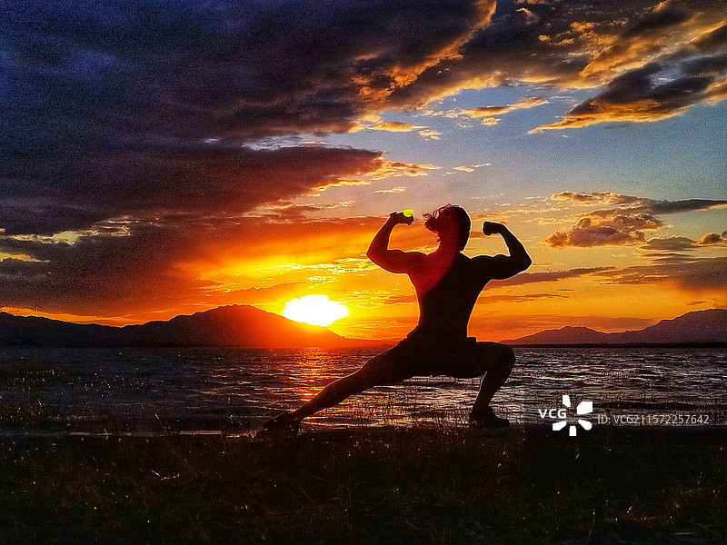 官厅日落健美男剪影图片素材
