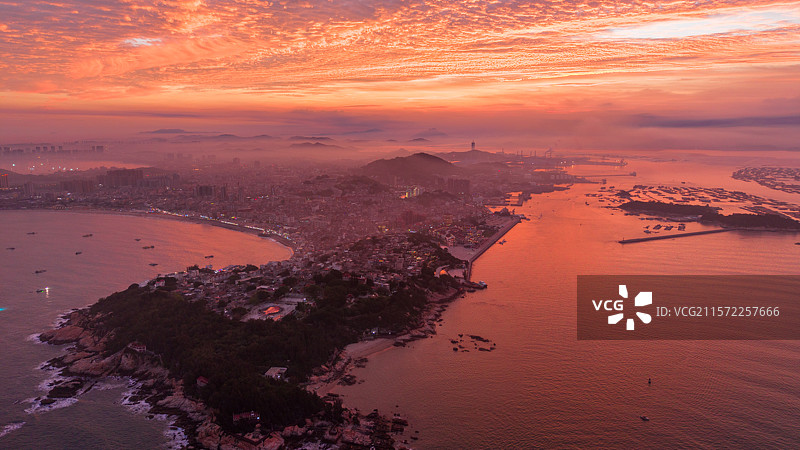 漳州东山岛霞光下的城市海岸线图片素材