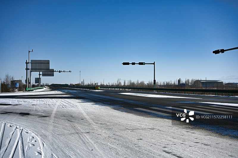 甘肃张掖雪地中的城市道路图片素材