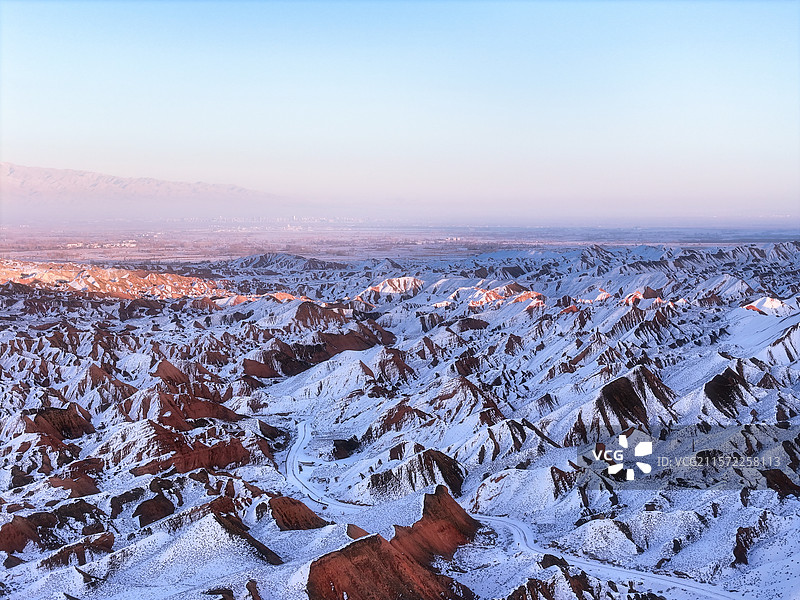 甘肃张掖七彩丹霞雪覆盖的丹霞地貌图片素材