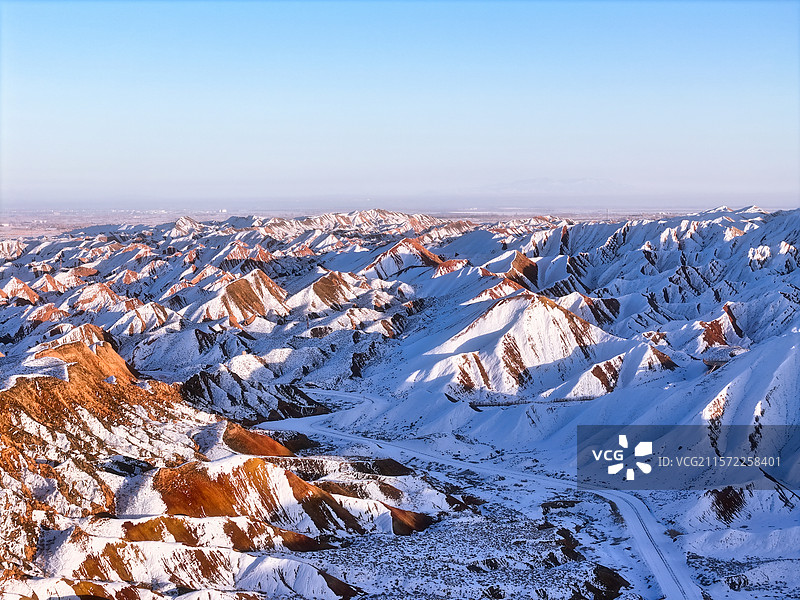 甘肃张掖七彩丹霞雪覆盖的红色山脉图片素材