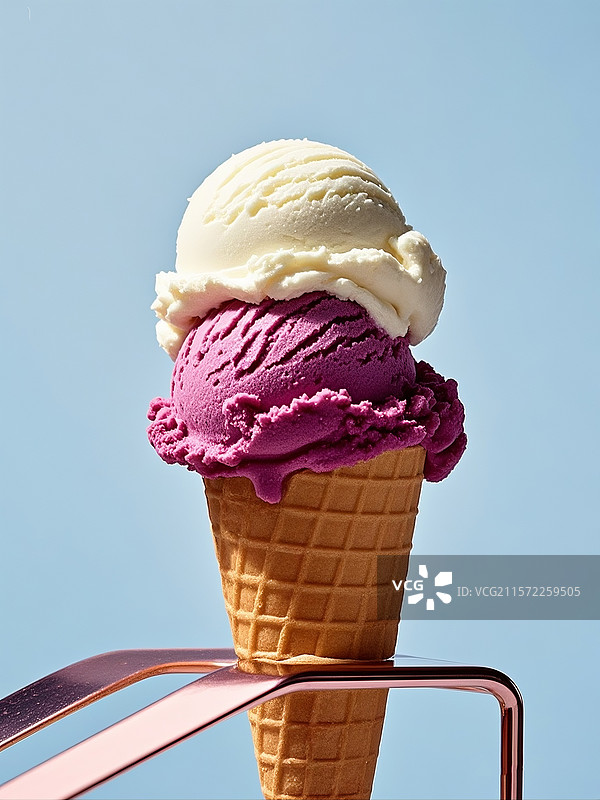 夏天双色冰淇淋球甜筒图片素材