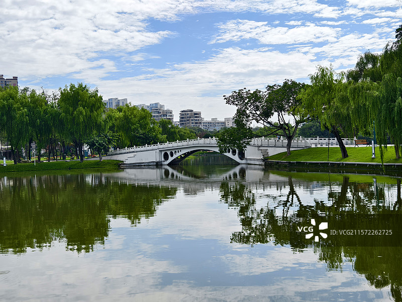 广汉金雁湖公园阳光明媚，微风轻拂，广汉金雁湖公园湖畔的景色美不胜收。图片素材