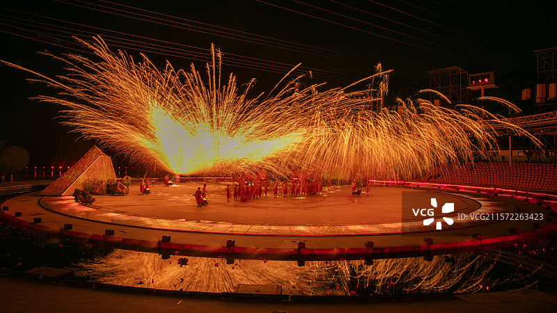 在重庆表演的非遗项目打铁水、舞铜梁龙图片素材