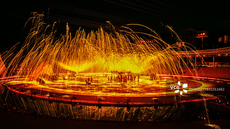 在重庆表演的非遗项目打铁水、舞铜梁龙图片素材