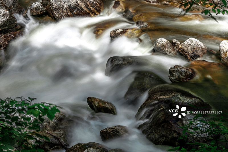 慢城太白黄柏塬大箭沟之石上清泉图片素材