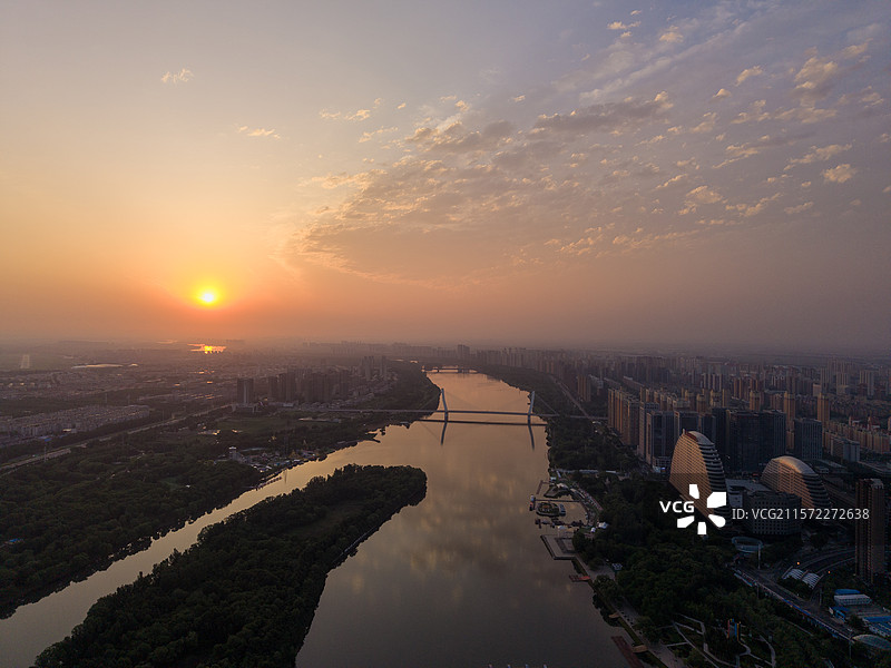 朝霞与水中倒影图片素材