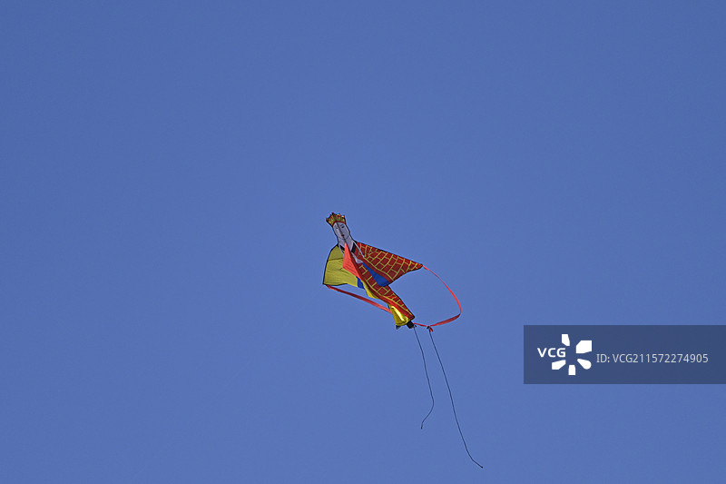 蓝天下的风筝飞舞图片素材