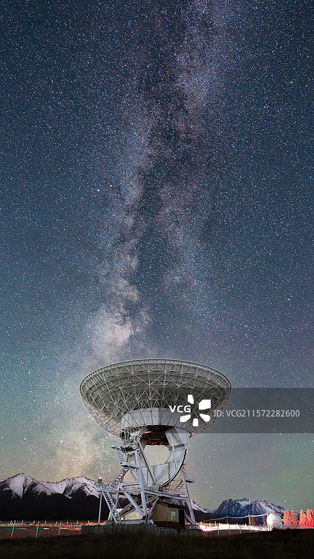 射电望远镜与银河图片素材