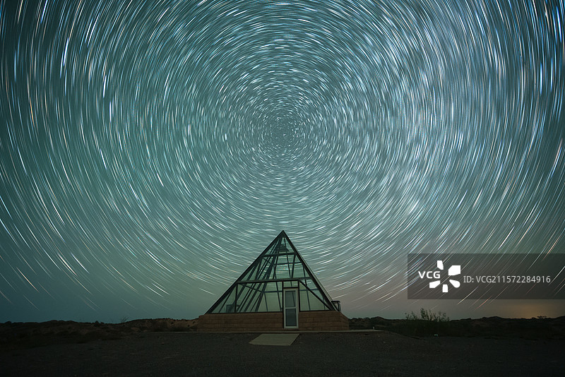 内蒙古上都湖草原夜空星轨图片素材