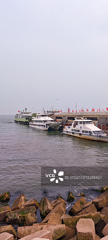 葫芦岛市觉华岛停靠在海边的邮轮图片素材