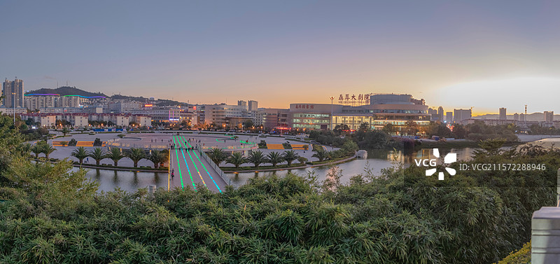 云南玉溪聂耳文化广场夜景图片素材
