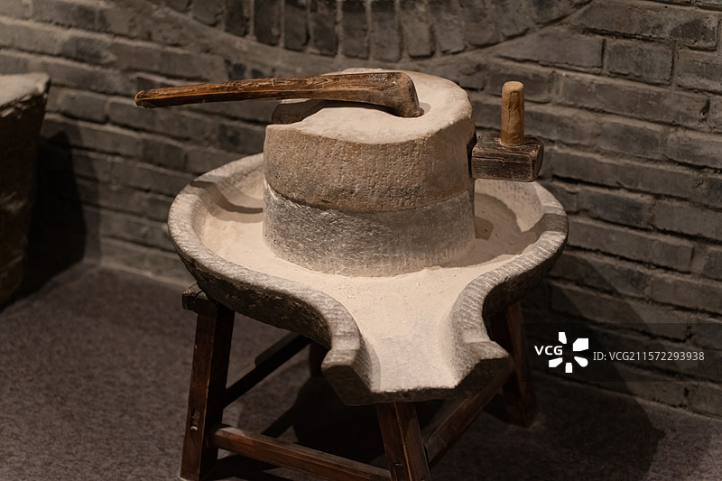 四川省眉山市中国泡菜博物馆石磨图片素材