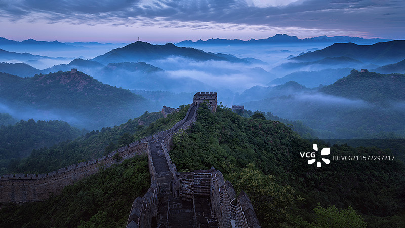 黎明时分的金山岭长城云海图片素材