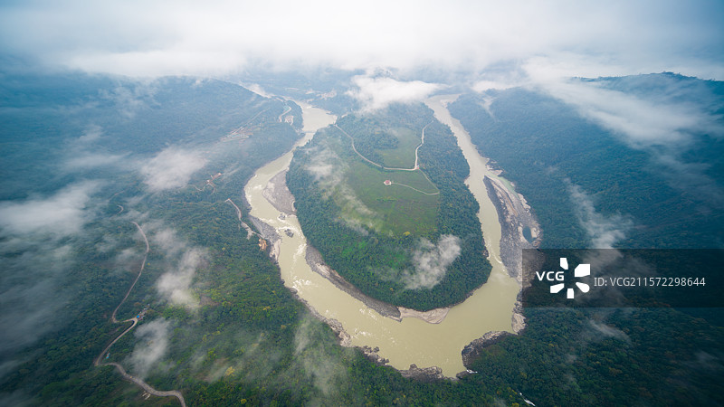 西藏林芝墨脱县雅鲁藏布江果果塘大拐弯图片素材