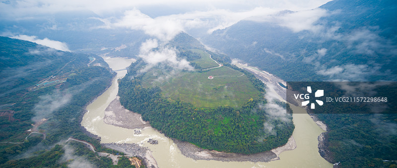 西藏林芝墨脱县雅鲁藏布江果果塘大拐弯图片素材