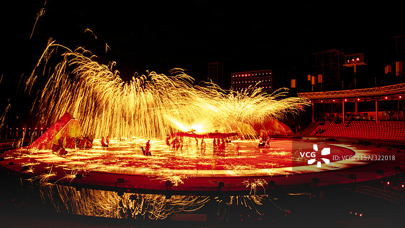 在重庆表演的非遗项目打铁水、舞铜梁龙图片素材