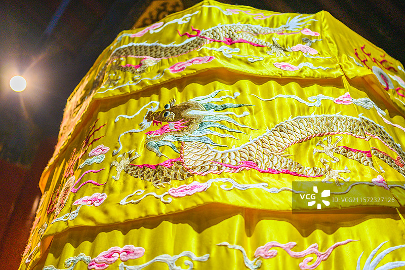 清代皇家御用黄色祥龙祭祀大典黄罗伞盖图片素材