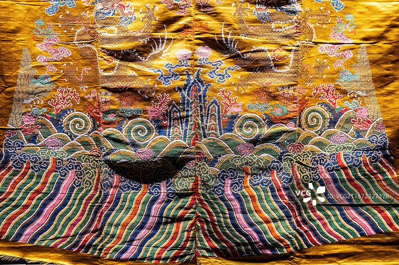 布达拉宫明黄地海水江崖龙纹织金妆花缎袍料图片素材