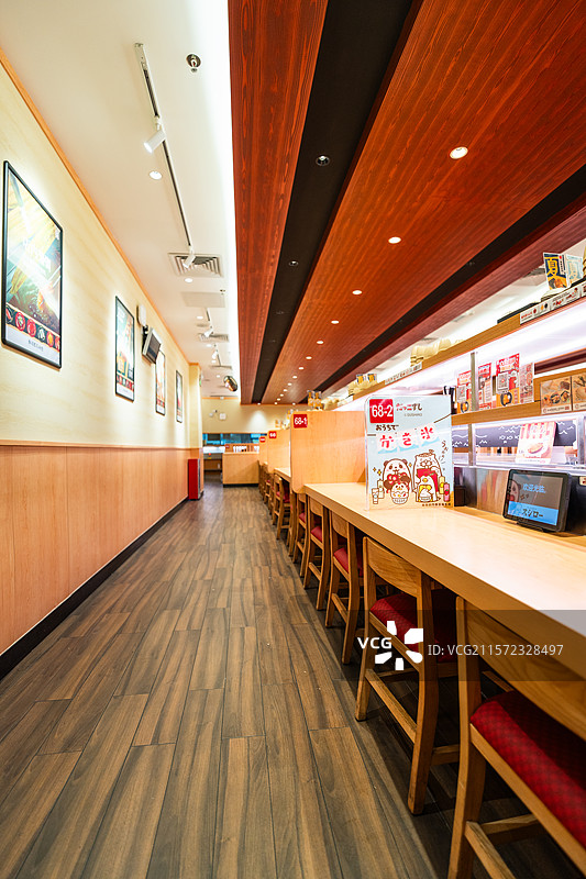 回转寿司餐厅的内部简约木质感装修风格图片素材