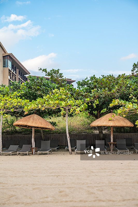 亚龙湾景区海滩上的遮阳亭与沙滩躺椅，中国海南省三亚市图片素材