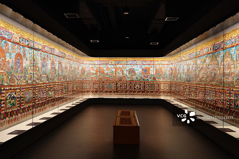 青海藏文化博物院《中国藏族文化艺术彩绘大观》展厅图片素材