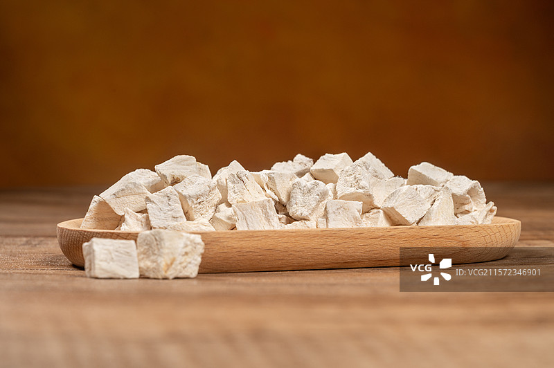 木桌上的中药材葛根图片素材
