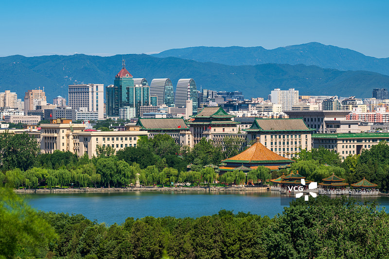从景山眺望北海公园，可见小西天、五龙亭，远景可见西山、西直门西环广场图片素材