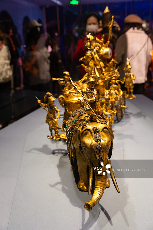 故宫钟表馆铜镀金象拉战车钟图片素材